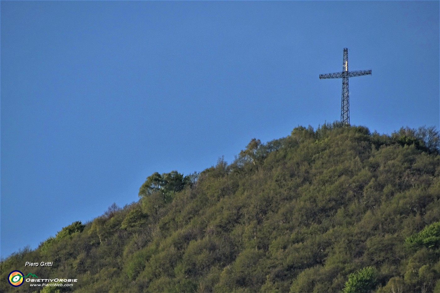 02 La croce di vetta del Canto Alto (1146 m) , la mia meta.JPG